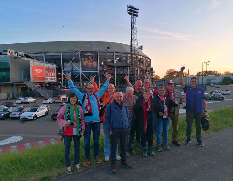 Buitenhof Reizen - Voetbalreis Feyenoord - begeleide groepsreizen - groep reizigers voor het stadion