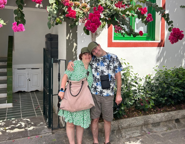 Buitenhof Reizen - Gran Canaria  - begeleide groepsreizen - reizigers bij bloemen